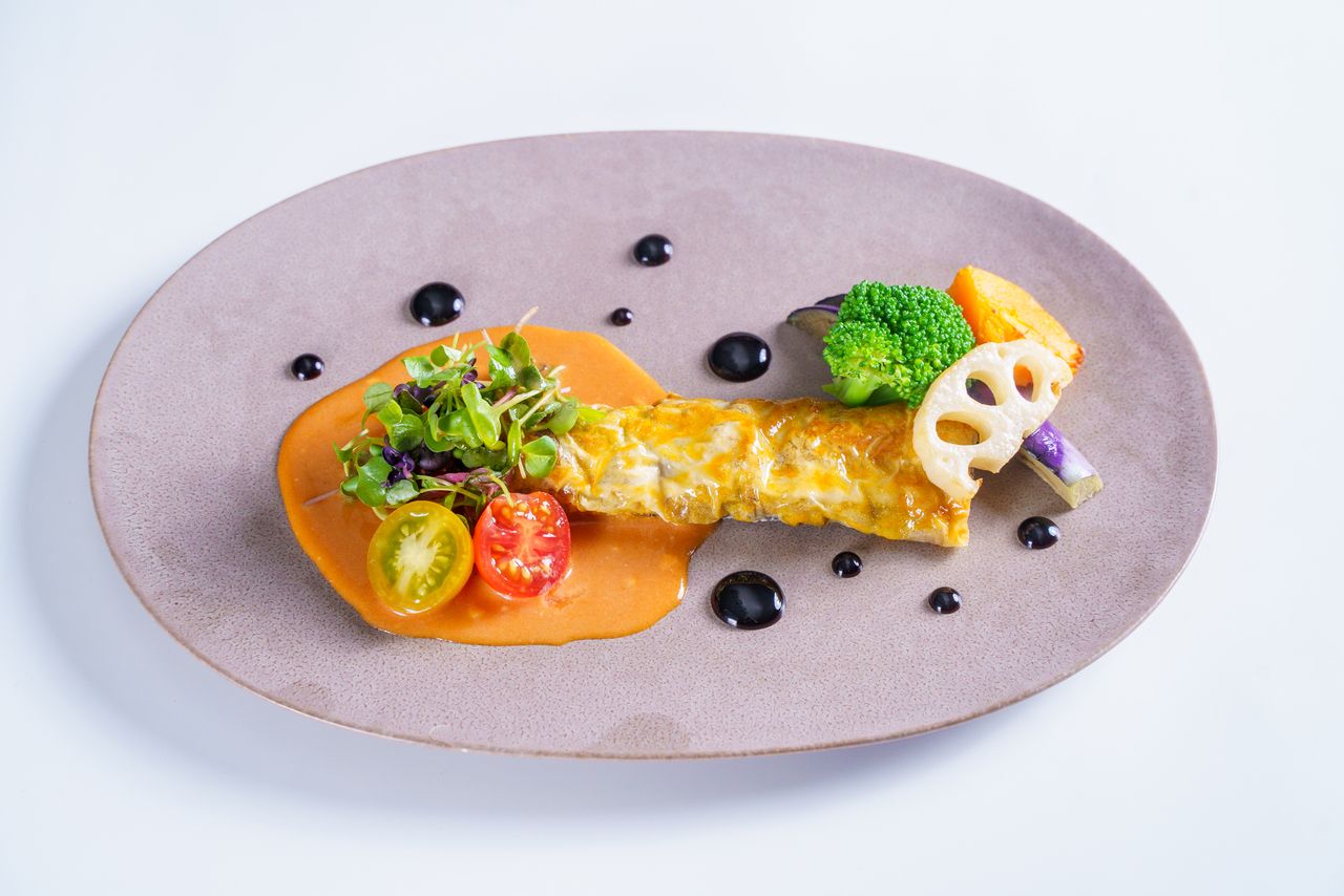 Phyllo pastry wrapped pacific saury : 4 dishes including salad and soup.