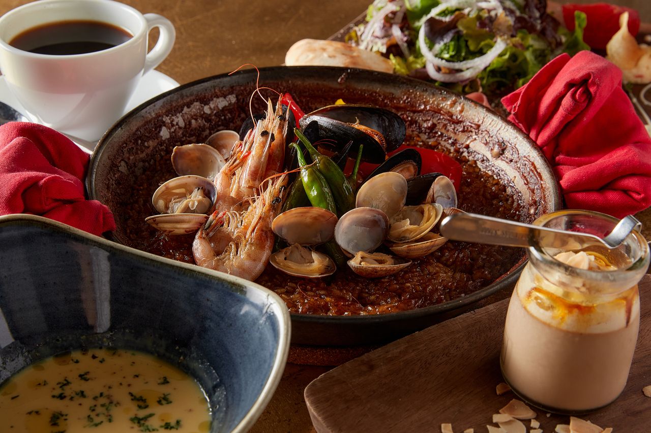 【平日限定！食後のカフェ付選べるパエリアランチ】前菜の盛り合せ、選べるお好きなパエリアをご堪能いただけるランチ全4品