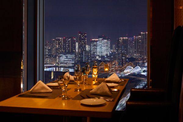 豊洲方面・窓際席