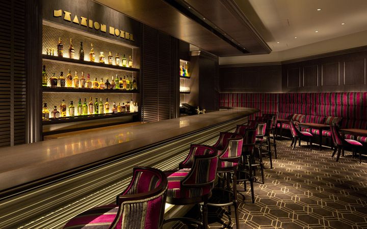 バー＆カフェ「カメリア」