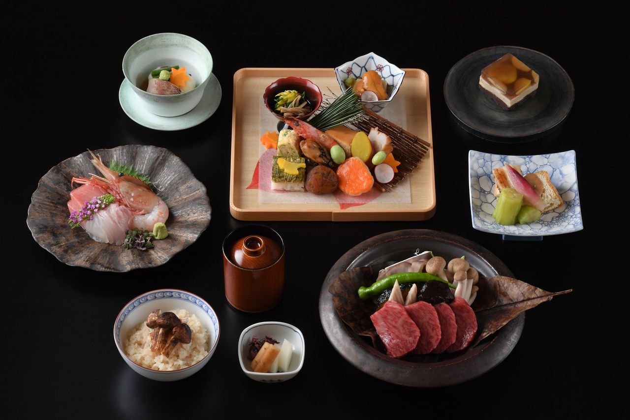 September–October Kaiseki Menu: [Individual Hot Pot] Japanese Black Wagyu Grilled with Hoba Miso and Matsutake Rice—13,200 yen