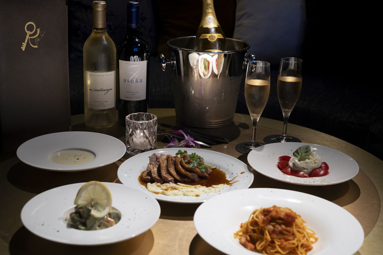 [Oksan couple pair seat] toast with champagne