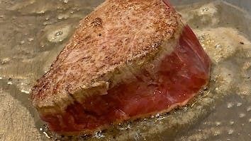 [Curso de Jantar Especial] Um curso onde você poderá saborear pratos de carne e peixe Wagyu entregues diretamente de Yanagibashi. Total de 8 pratos.