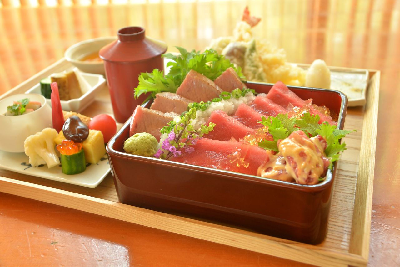 【新年祝箱】本まぐろ三味箱御膳 ＋甘味＆カフェ付（1月限定）