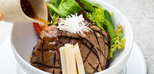 THE BEEF STEAK BOWL (ビーフステーキ丼) スープ・ミニデザート・コーヒー付