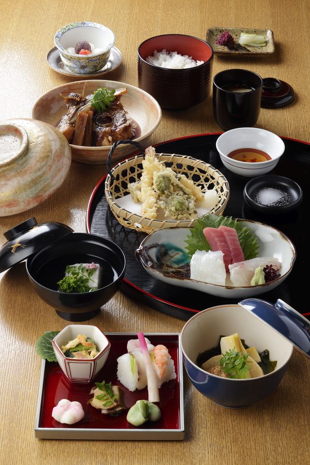 Kaiseki Meal "Wakamurasaki" 8,800 JPY