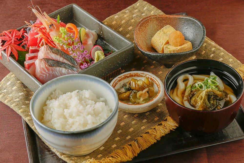 [Lunch Banquet Plan] A banquet plan available only on weekends and holidays that includes a lunch set and 90 minutes of all-you-can-drink.