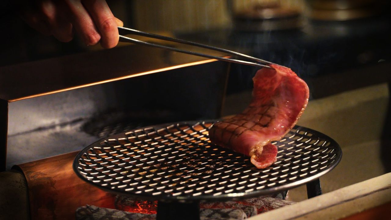 [Shimizu Course] Seasonal delicacies: Thick-sliced tongue and grilled sirloin cooked right in front of you! Skirt steak with homemade sauce is also excellent.