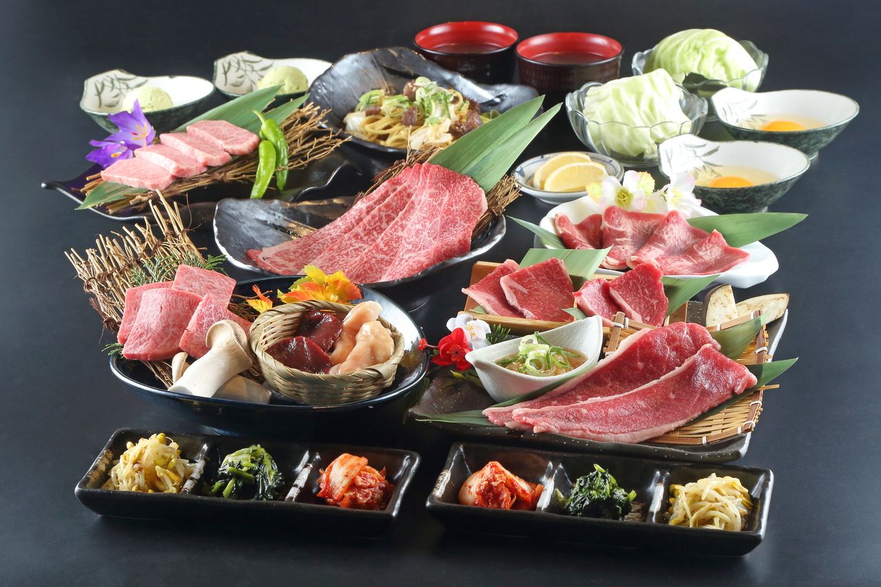 คอร์สเนื้อคุโรเกะวากิวและเนื้อวัวในประเทศถึง 14 เมนู