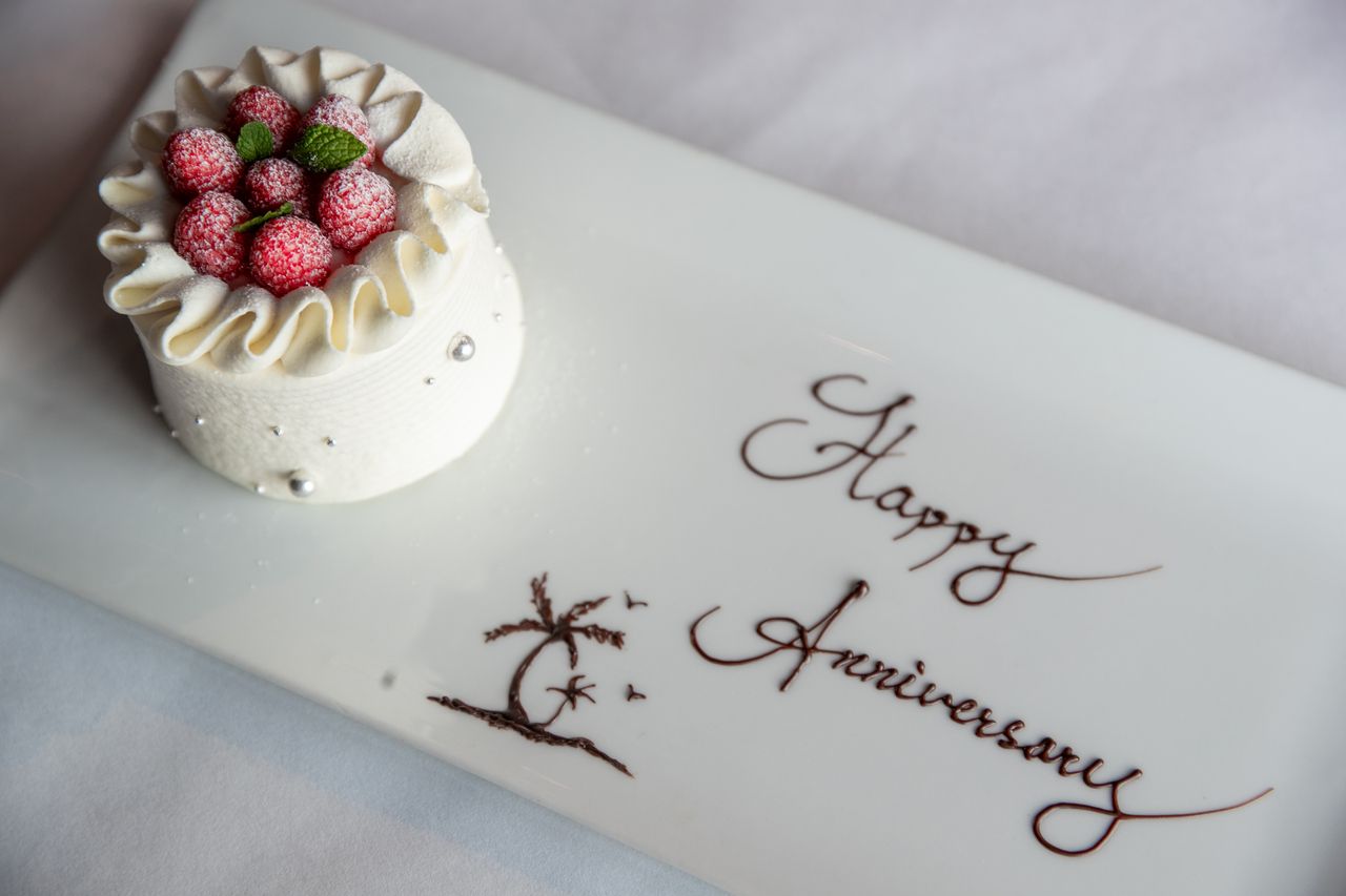 Lunch course with celebratory whole cake