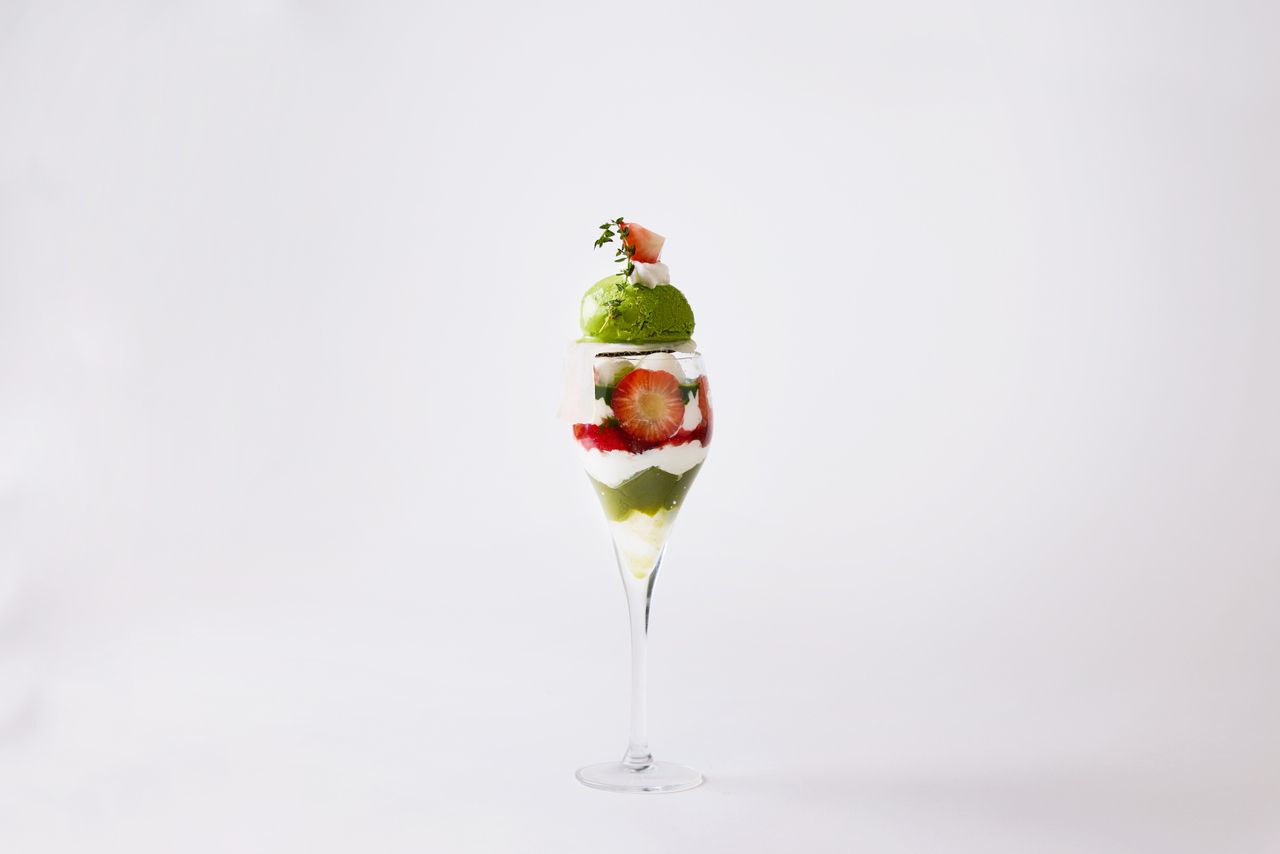 【夜パフェ】抹茶とイチゴのパフェ