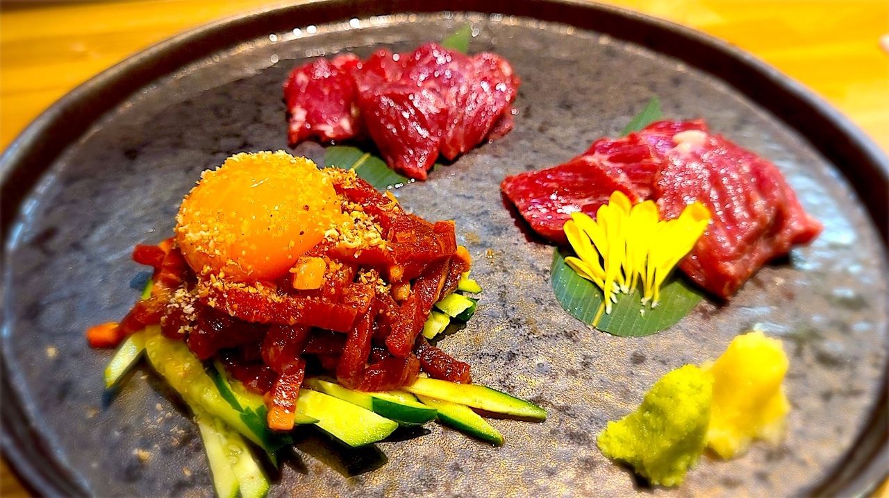 馬刺し盛り合わせを含む5500円のおまかせ料理