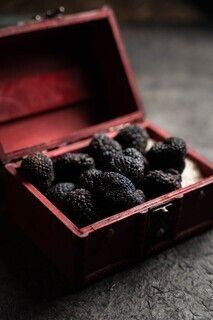 【美食套餐】包含八道菜肴的美食套餐，包括时令食材、松露、鱼子酱和其他优质食材，以及厨师精心挑选的海鲜和肉类。