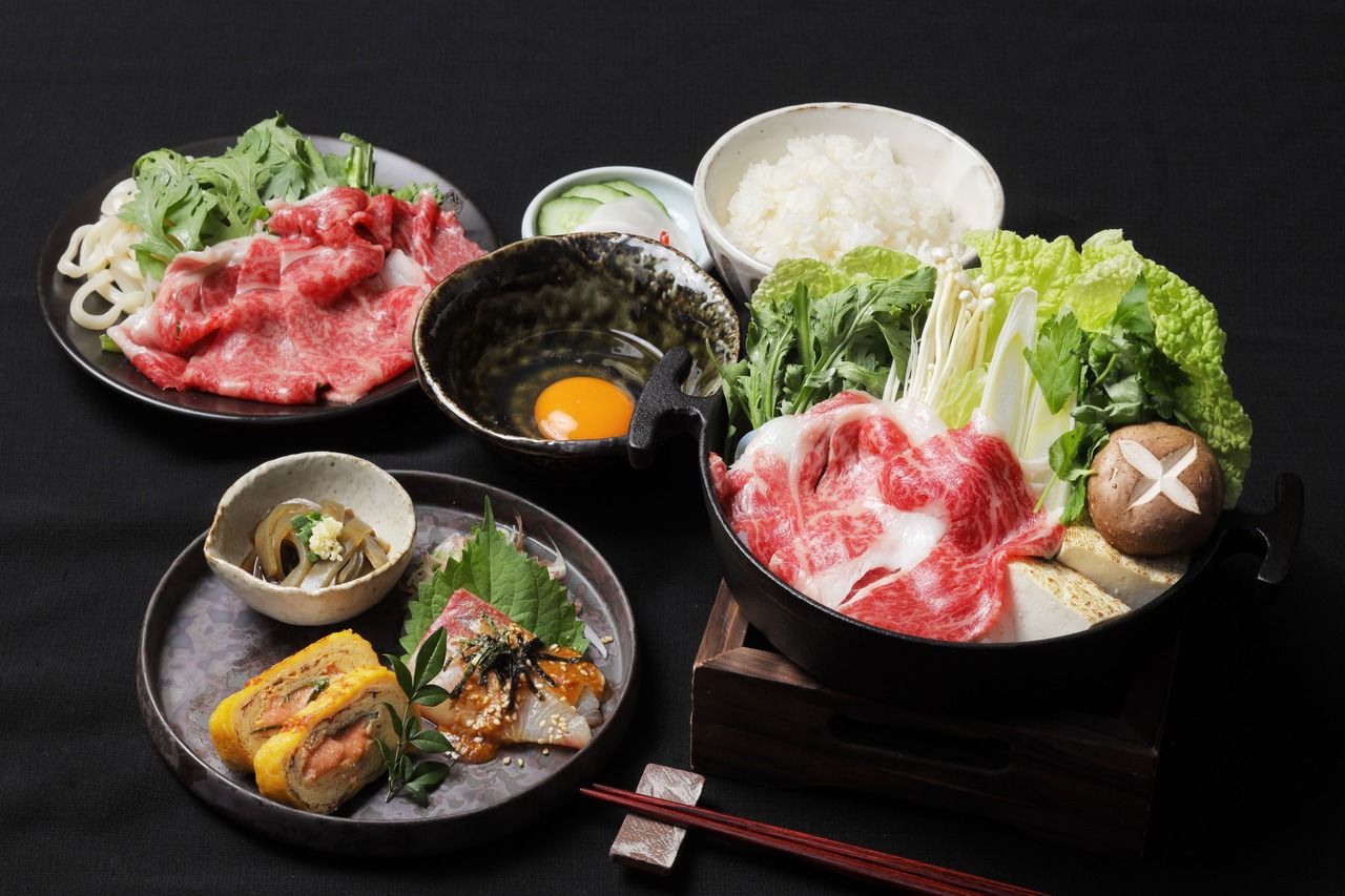 Kyushu-produced Kuroge Wagyu beef sukiyaki set meal with three Fukuoka specialty appetizers and a drink, 3,850 yen