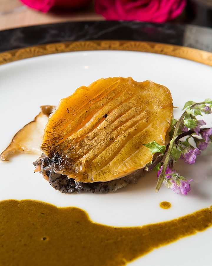 Celebrate with the "Kiwami Course" featuring luxurious ingredients such as specially selected brand Kuroge Wagyu beef and abalone.