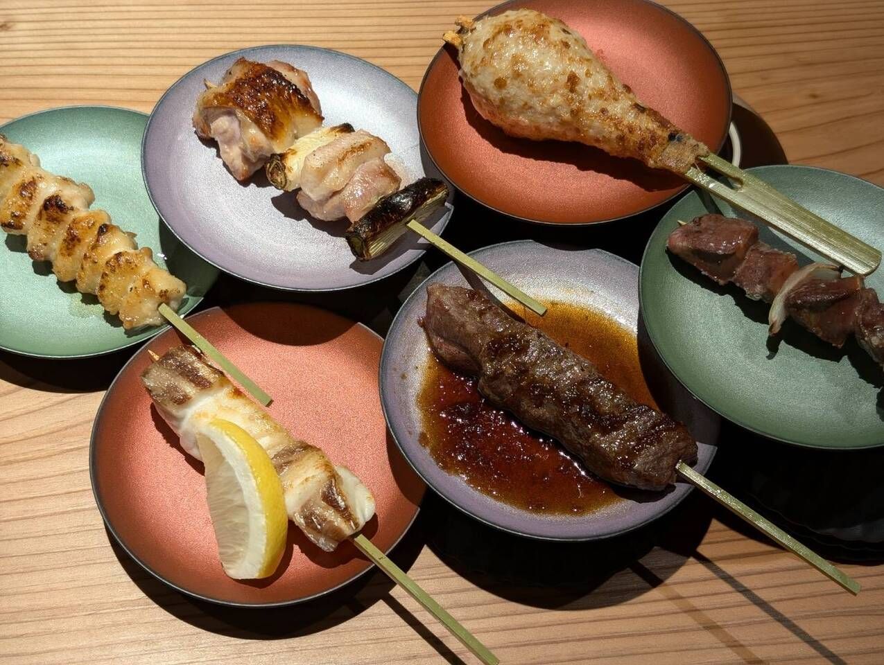 6,600日圓（含稅）「夏日松助豪華套餐」共13道菜沙拉×生魚片×小菜×串串4種×開胃菜×烤鰻魚