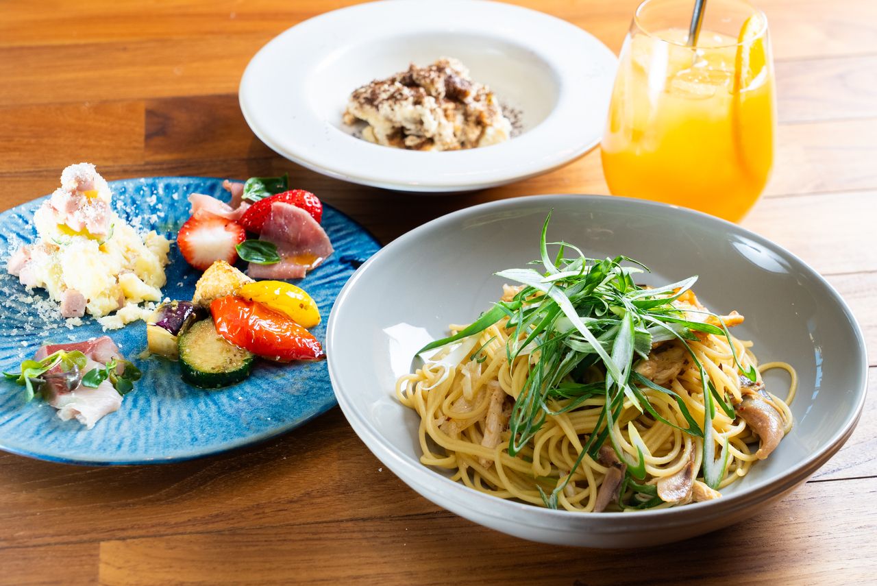 [Weekday lunch only] Freshly baked! Lunch set with your choice of main dish, such as rotisserie chicken or pasta!
