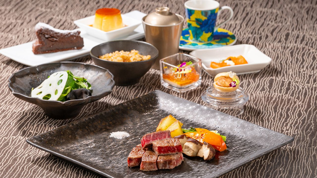 Lunch course: Popular appetizer cart service, Kuroge Wagyu beef loin steak, 8 dishes in total