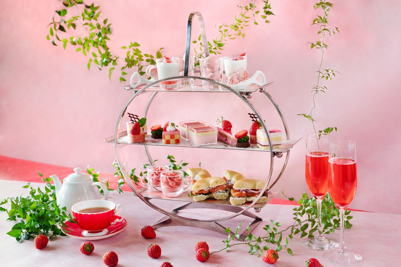 2/1(土)～　strawberry Afternoon Tea　シャンパーニュ・フリーフロー付 平日限定
