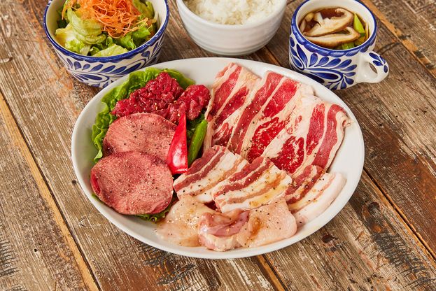 【볼륨 런치 260g★소탕&야키니쿠 점심】