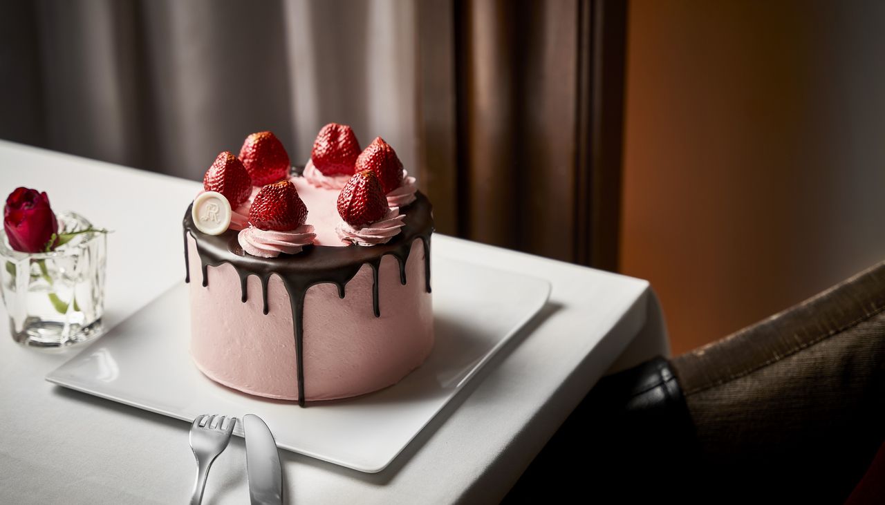 Strawberry and chocolate layer cake / diameter 12cm