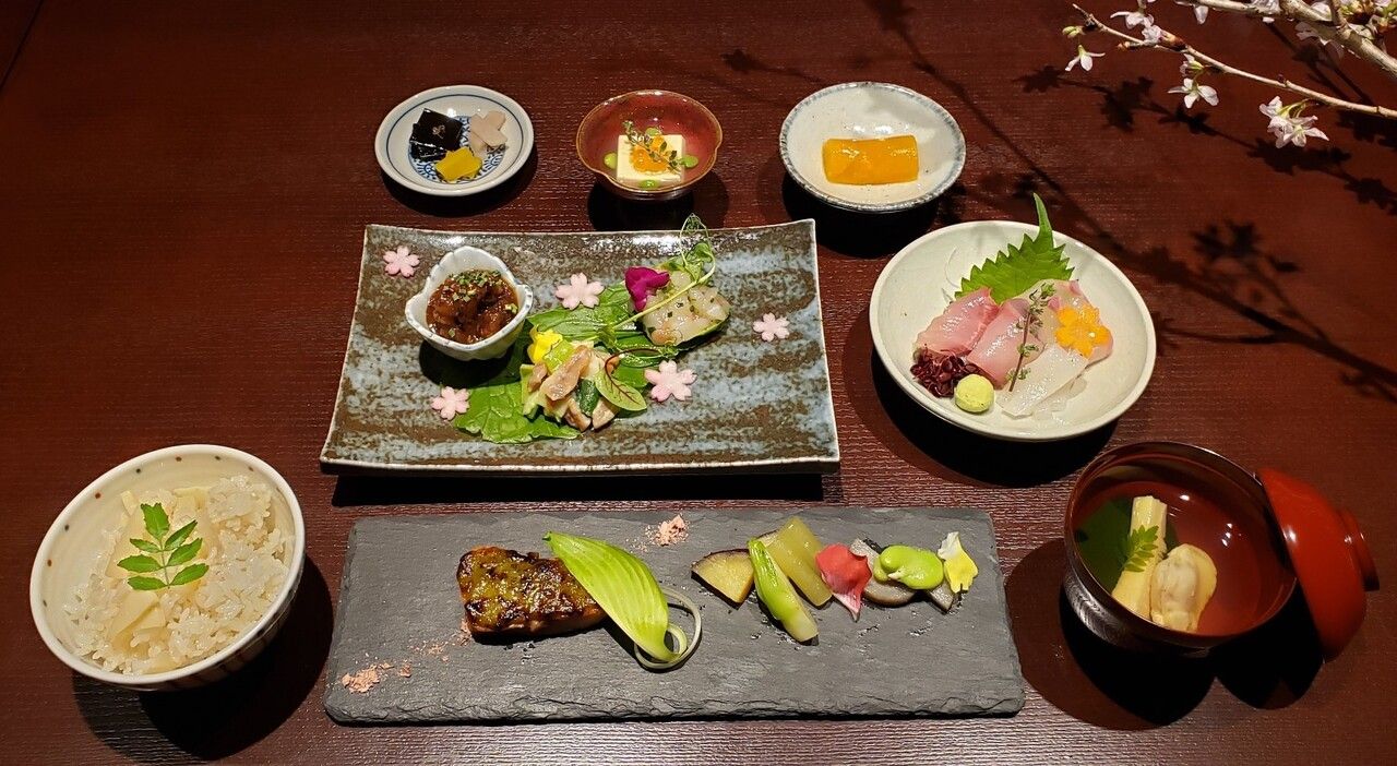【桜特別コース】先附、八寸、蛤の椀物、筍ご飯など全八品