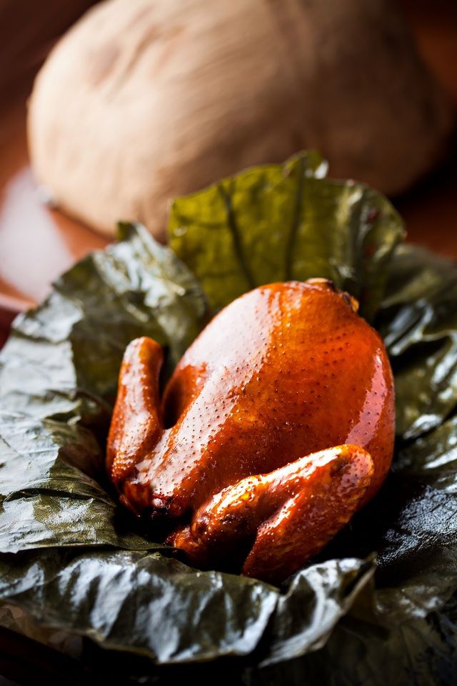 ご予約限定アラカルトメニュー "丸鶏の蓮の葉包み焼き"