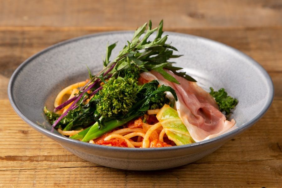 季節野菜と生ハムのトマトクリームパスタ（サラダバー付き）