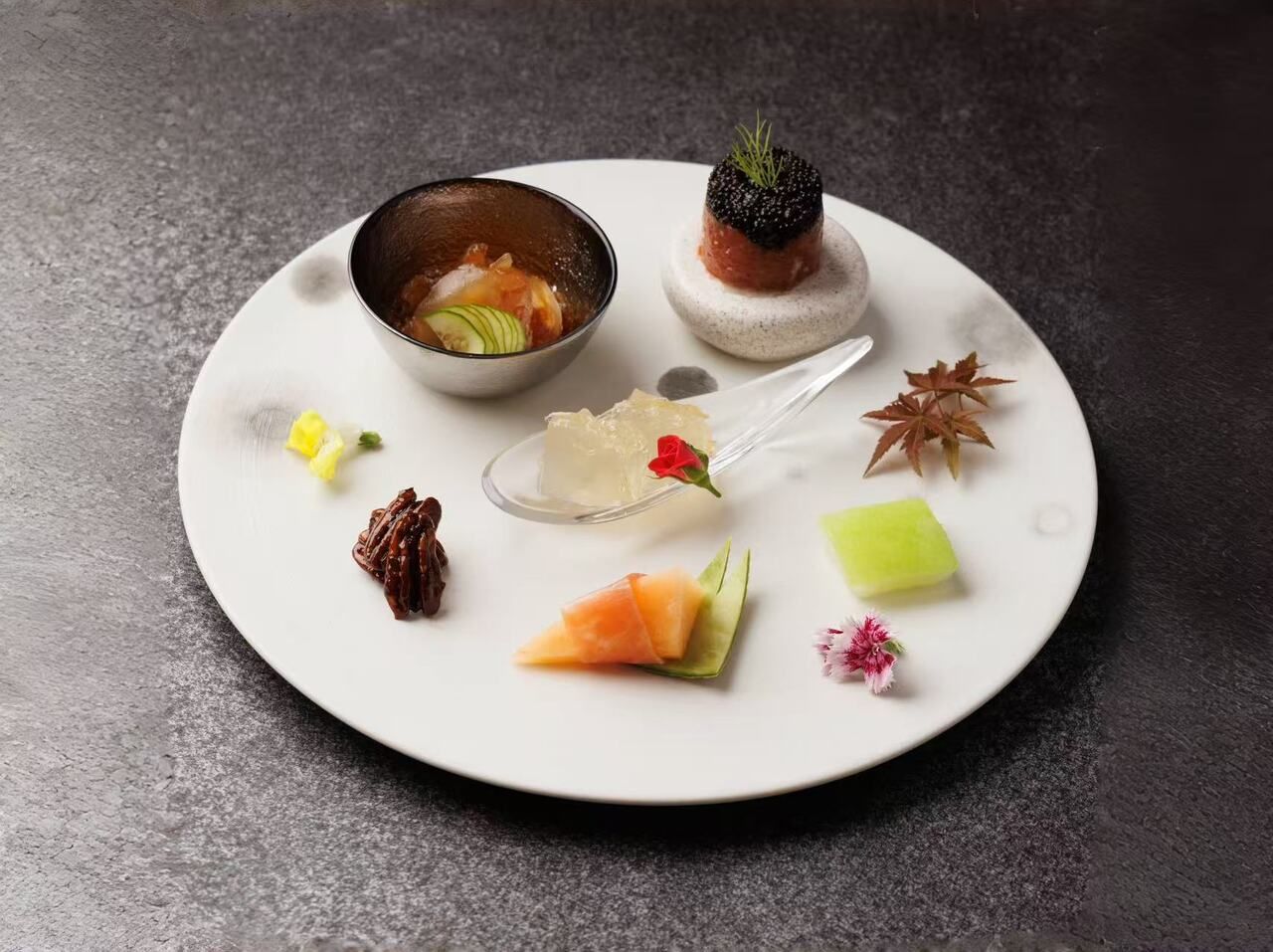 [Lunch] A set meal of nine reasonably priced dishes, including assorted dim sum dishes such as Xiaolongbao and steamed soup