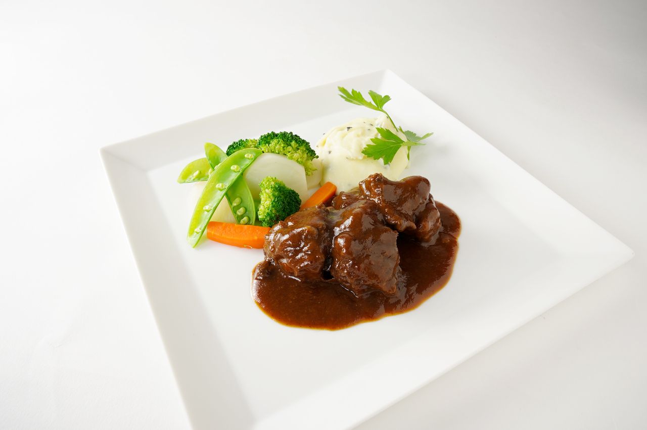 [Formule déjeuner : Plat principal] Salade de crudités + plat principal au choix + pain