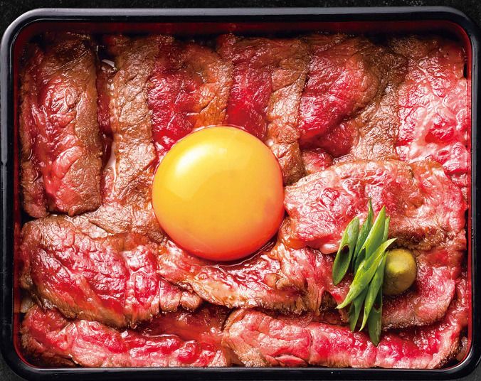 Reisschüssel mit rohem Steak