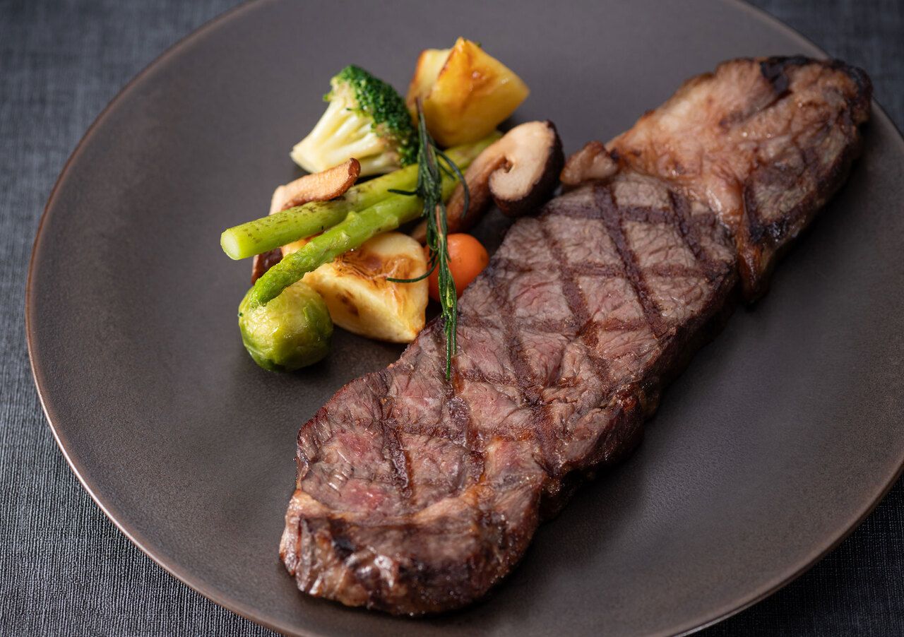 【90-Minute Dining】Mini Buffet Included ≪Lunch≫Grilled Steak（Australian Beef Sirloin） with Steamed Vegetables - Choice of Japanese-Style or Western-Style Sauce