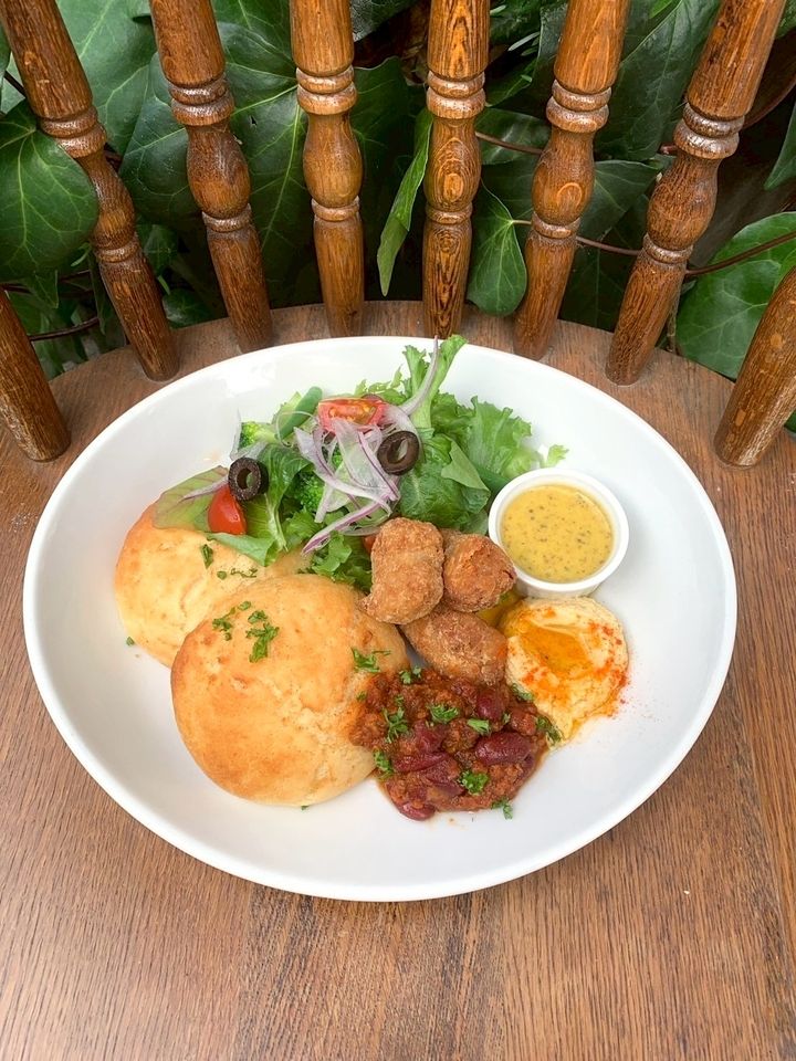 Pfannkuchen mit Soja‑Hähnchen in Ahorn‑Senf‑Glasur