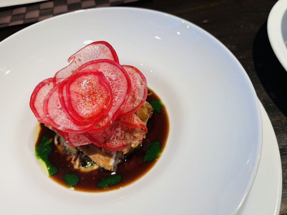 [Dinner] 5 dishes in total including appetizer platter, two main courses of meat and fish, and dessert