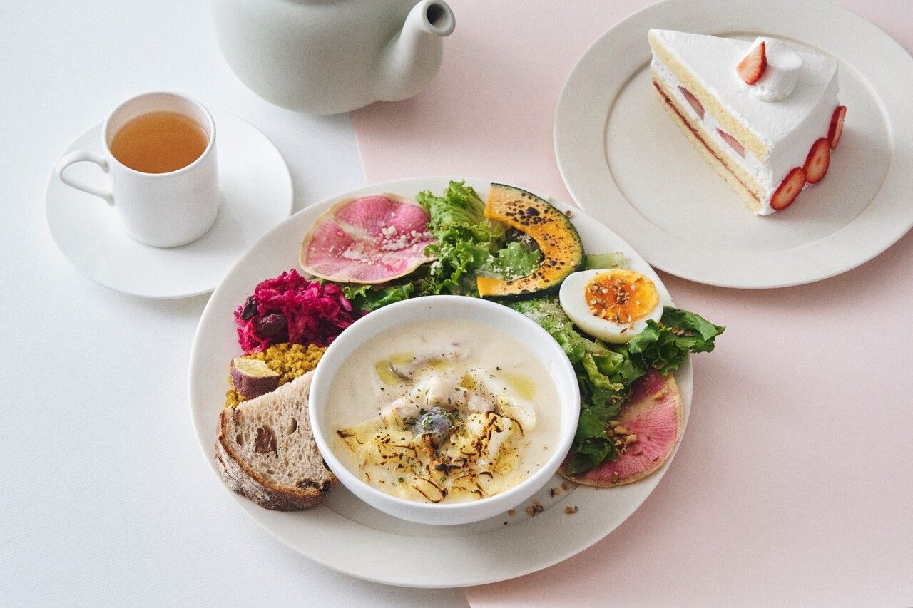 【含甜點與飲料的特別午餐】潘切塔與蘑菇的起司奶油濃湯 ＆ 有機洋蔥風味沙拉（搭配有機洋蔥醬）