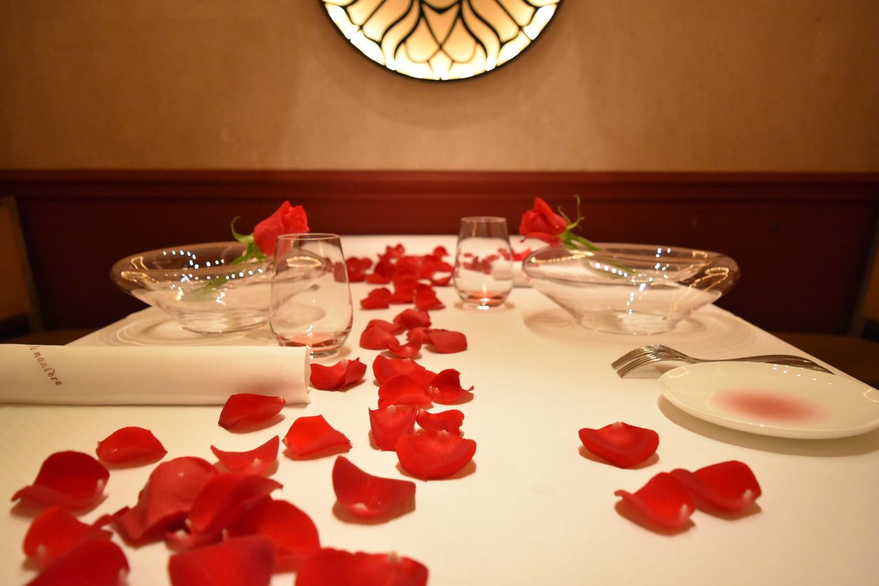 【クリスマスディナー “個室確約”！】Menu 個室 Noel 2025 毎年大人気の“個室確約”！ クリスマススペシャルコース テーブルをバラの花びらで華やかに彩る “テーブルデコレーション“ 付き 12/20~25