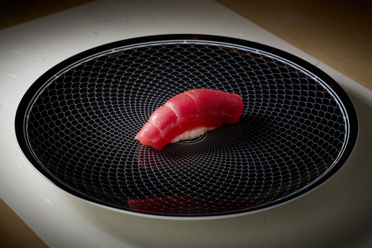 Enjoy 10 seasonal nigiri sushi and a bowl of soup in this chef's choice 10-piece course.