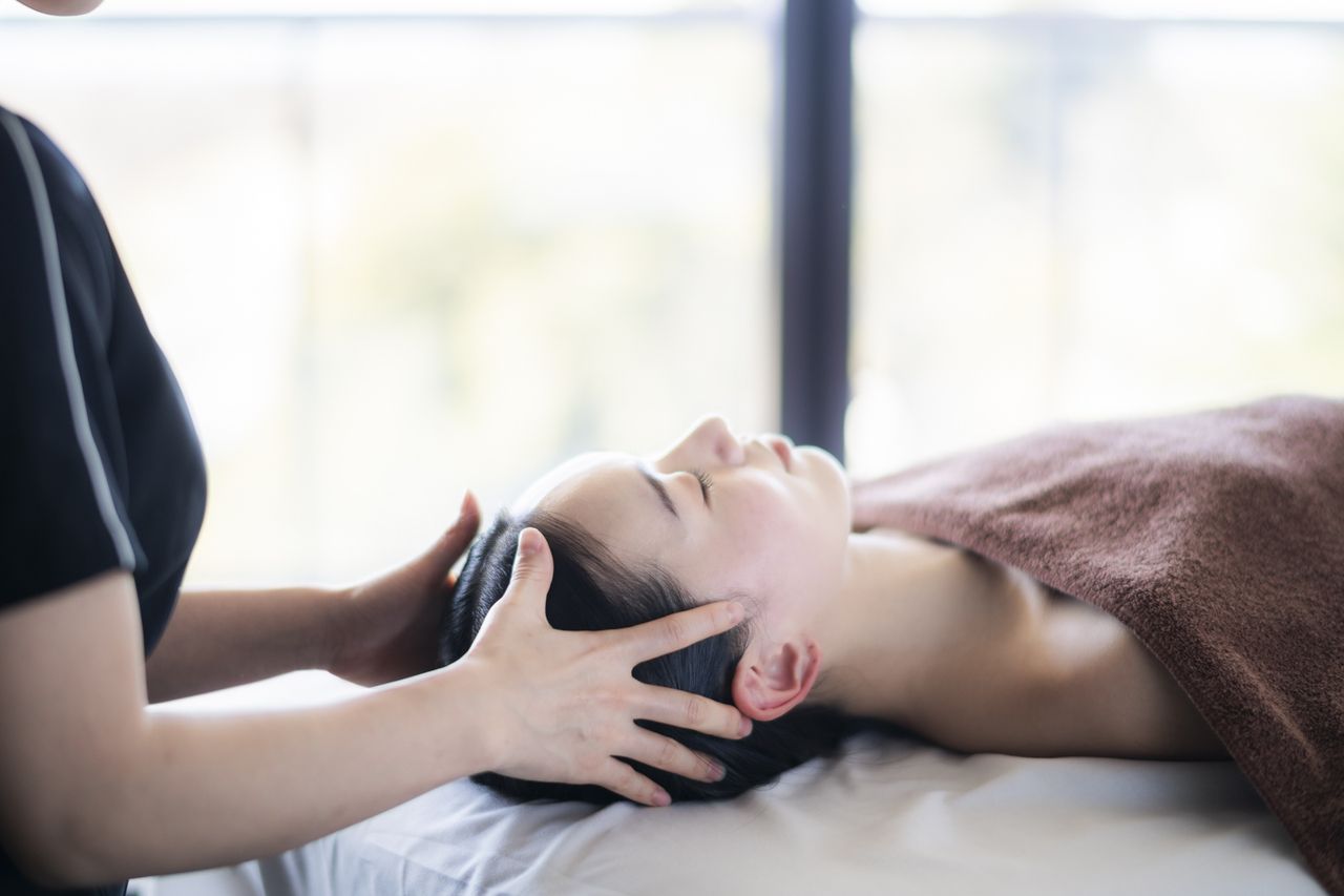 Facial acupressure and head massage 50 minutes - A rewarding autumn experience starting with facial acupressure -