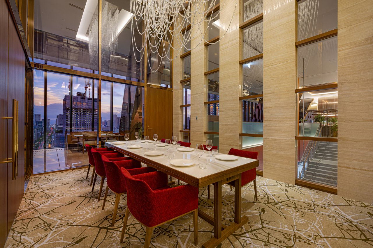 工作日午餐时间包租（自助餐+无限畅饮高级饮品）35,000日元