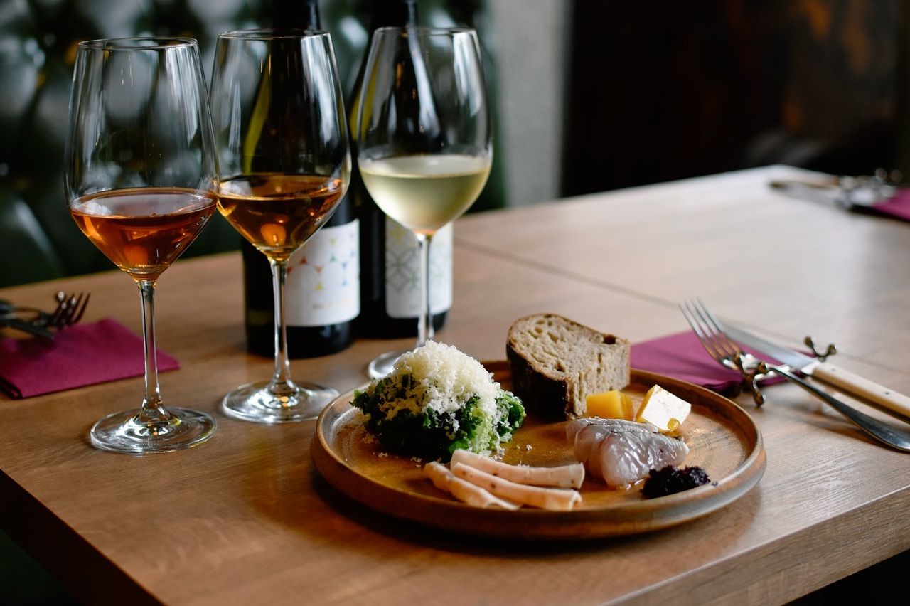 Lunch-only Prefix course: Seasonal soup, bread, appetizer platter, main dish, and dessert (5 dishes)