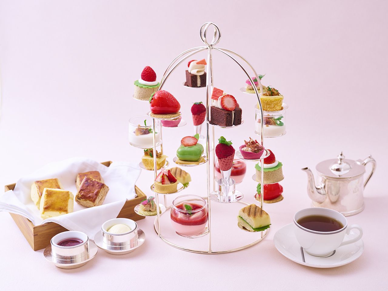 【12/26-3/13 Weekend】Strawberry Afternoon Tea + Strawberry Pass around