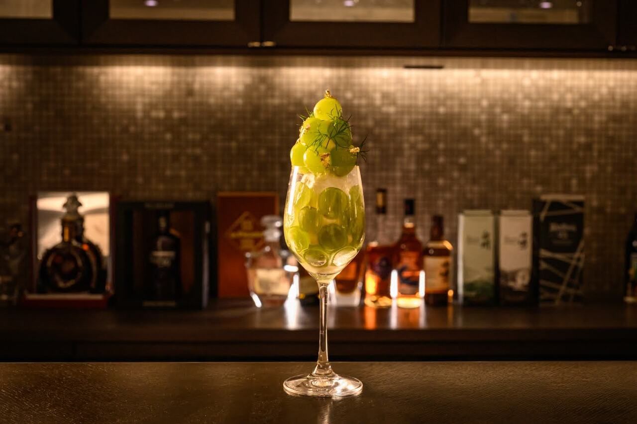 ＜夜パフェ＞フレッシュマスカットパフェ 上質な空間で愉しむ、パティシエの⾄⾼の“夜パフェ”3500円