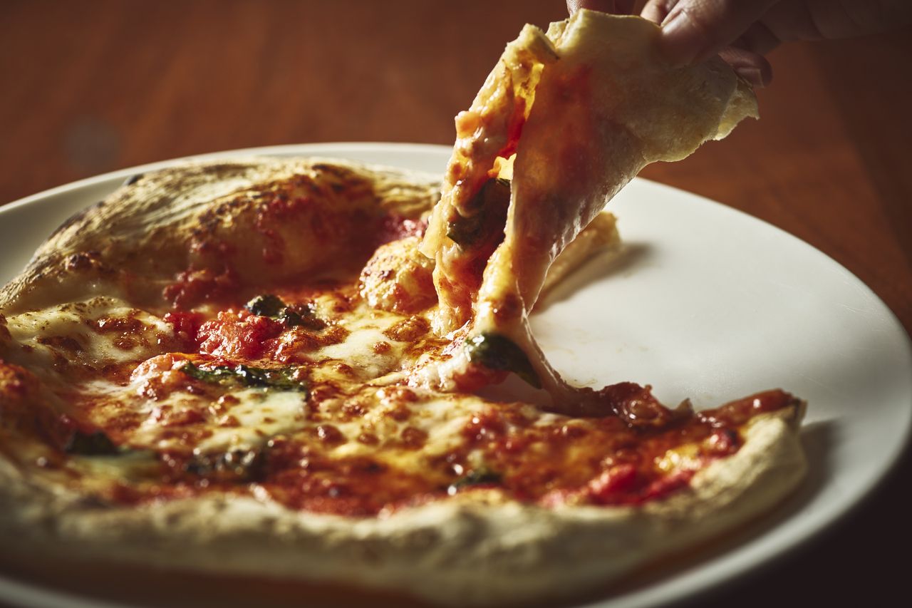 【Pizza Set - Dinner】 Toast with a Glass of Champagne, with Appetizer, a Pizza of your Choice, and Dessert