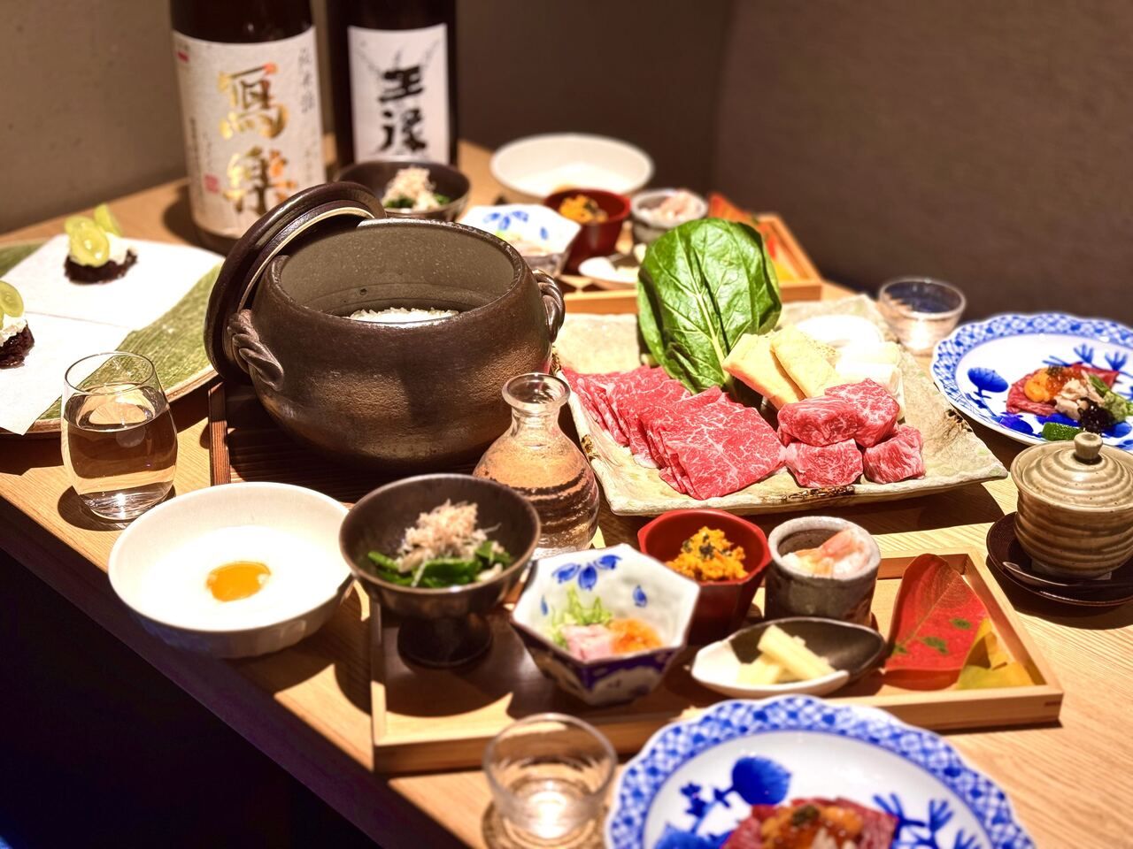 [6 dishes total] Chef's choice course: Premium beef sashimi, 5 kinds of side dishes, monkfish chawanmushi, Japanese black beef sirloin and Japanese black beef shoulder loin sukiyaki with Edo miso, earthenware pot silver rice, seasonal fresh daifuku