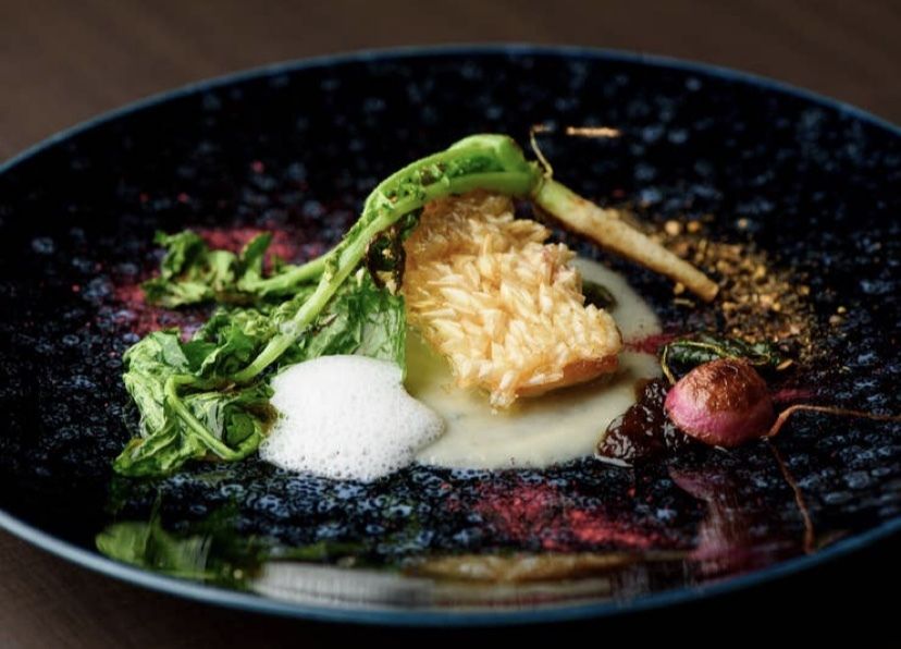 主廚精選套餐，內含手工海膽和黑喉鱸魚捲，以及一盒刺身，22,000日圓（含稅）