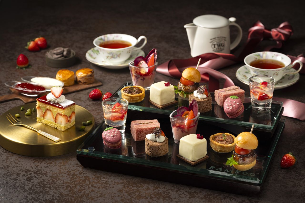 Strawberry and Chocolate Afternoon Tea ★ Weekdays (11:30 reservation)