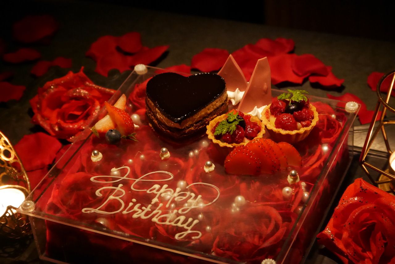 [Anniversary ~A Profusion of Flowers~] A toast with an original cocktail included ☆ Celebrate with a crimson rose box cake ★ Winter special course (with a toast/opera heart cake)