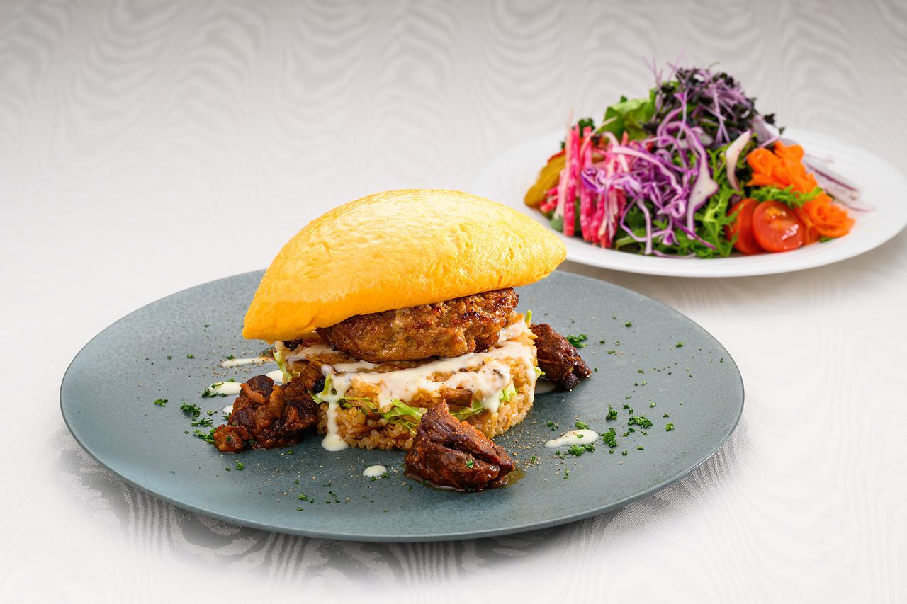 【平日限定】“オムバーグ”　群馬県産「こだわり旨味」を使用したオムレツ　ストロガノフ風味のピラフ　丸ノ内ホテル 伝統のハヤシソース