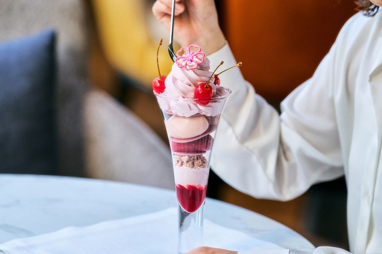 桜とチェリーのパフェ