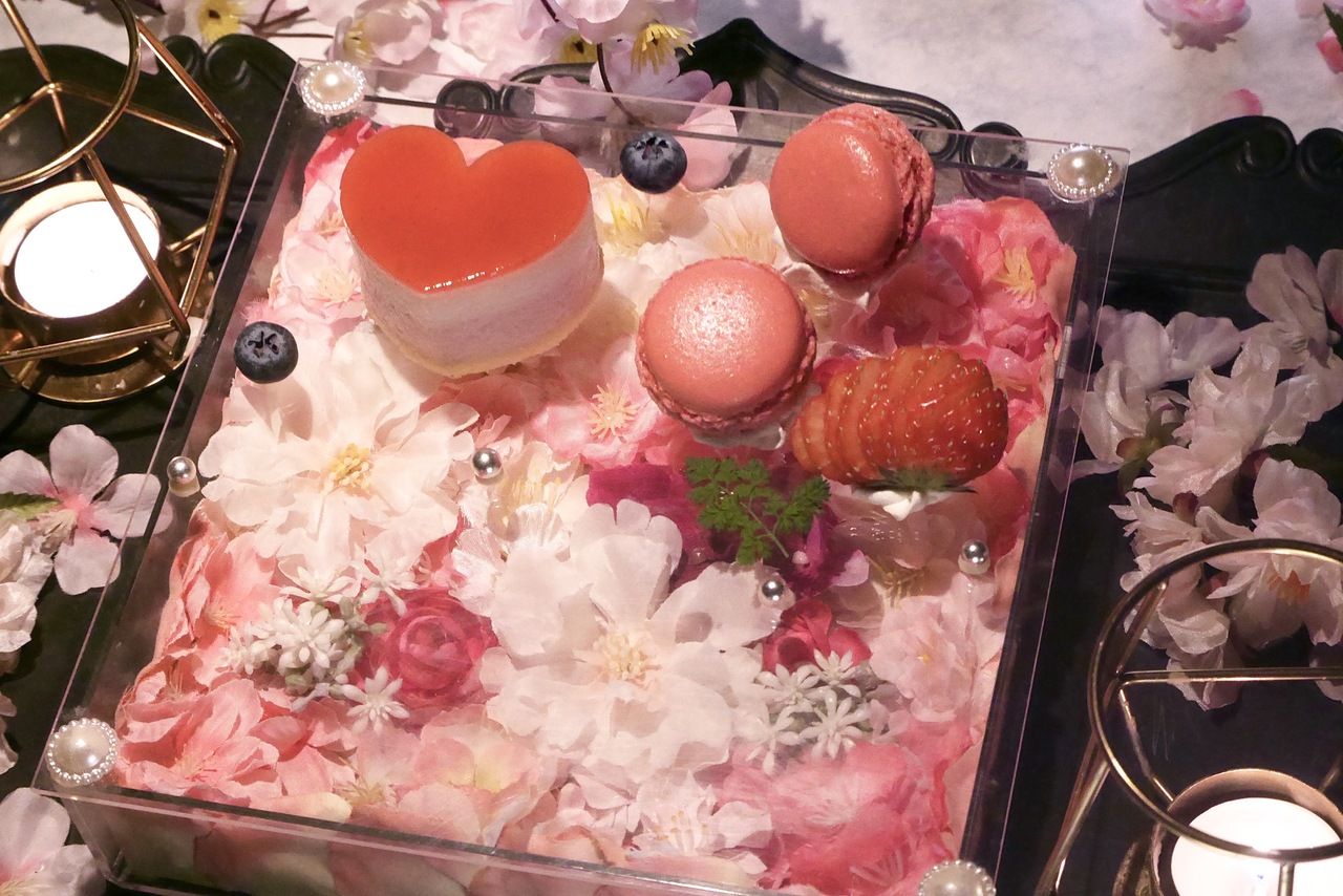 [Anniversary ~ A Profusion of Cherry Blossoms at Night ~ (3/3~)] Includes a toast with an original cocktail ☆ Celebrate with a cherry blossom flower box ★ Spring special course (with a toast and strawberry heart cake)